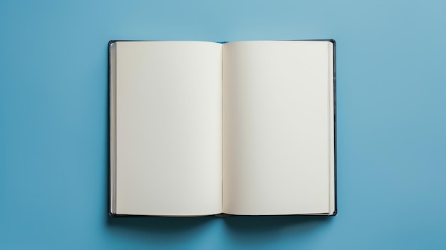 Blank notitieboek op blauwe achtergrond Bovenbeeld