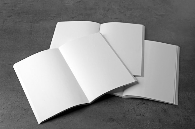 Photo blank open brochures on dark background