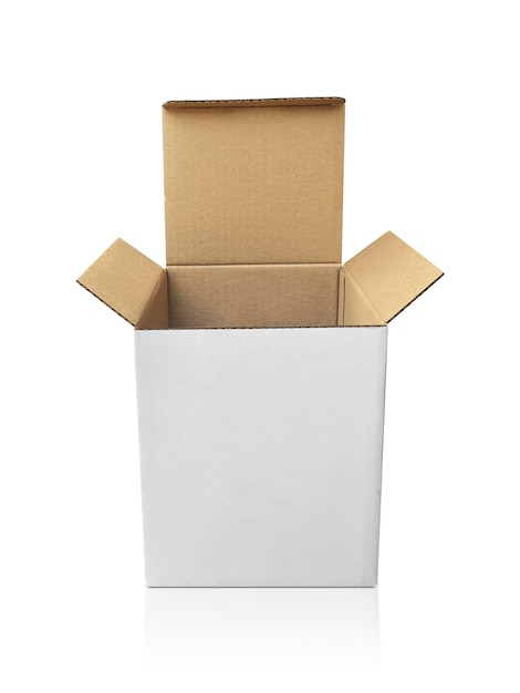 Foto le scatole di imballaggio vuote aprono il mockup isolato su priorità bassa bianca