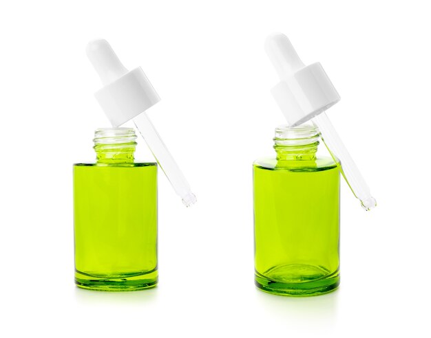 Фото Пустая упаковка зеленая стеклянная бутылка с капельницей на белом фоне с обтравочным контуром, готовая для макета дизайна косметической продукции