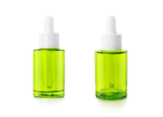 Flacone di siero contagocce in vetro verde imballaggio vuoto isolato su sfondo bianco con tracciato di ritaglio pronto per il modello di progettazione di prodotti cosmetici