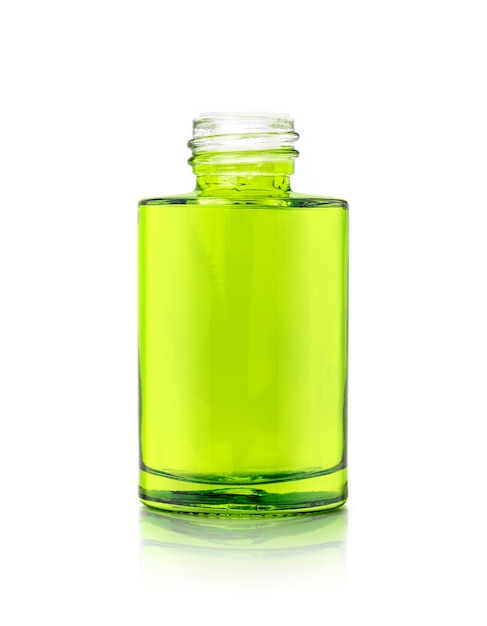 Пустая упаковка зеленая стеклянная бутылка сыворотки изолирована на белом фоне с обтравочным контуром, готовым для макета дизайна косметической продукции