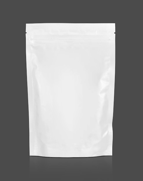 사진 식품 포장 디자인을위한 준비 클리핑 패스와 함께 회색 표면에 고립 된 빈 포장 흰색 지퍼 파우치