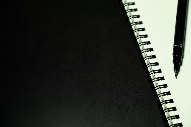空白のページのノートとペン