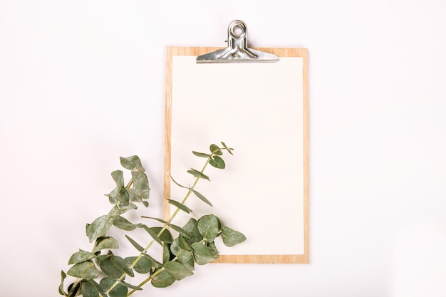 Fondo bianco della compressa di legno della pagina in bianco