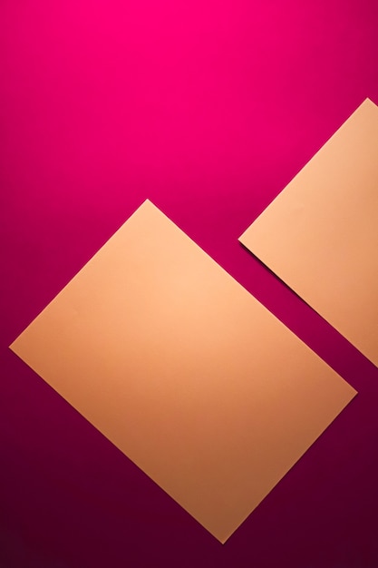事務用品フラットレイ高級ブランディングフラットレイとモックアップのブランドアイデンティティデザインとしてピンクの背景に茶色の紙を空白にします