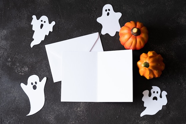 Пустая бумажная открытка с милыми привидениями на темном фоне шаблона для хэллоуина