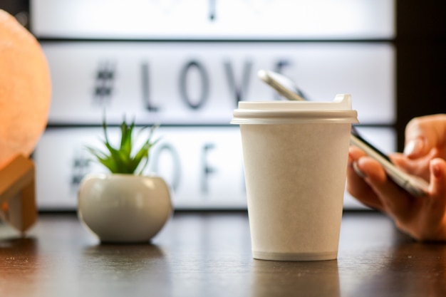 プラスチックキャップ付き白紙コーヒーカップ