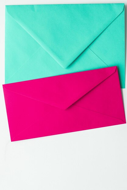 Фото Чистые бумажные конверты на мраморном плоском фоне, праздничное почтовое письмо или дизайн сообщения открытки