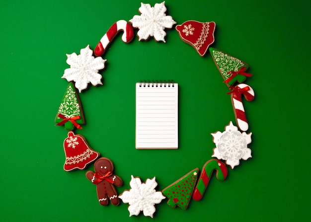 Чистый лист бумаги и имбирное рождественское печенье