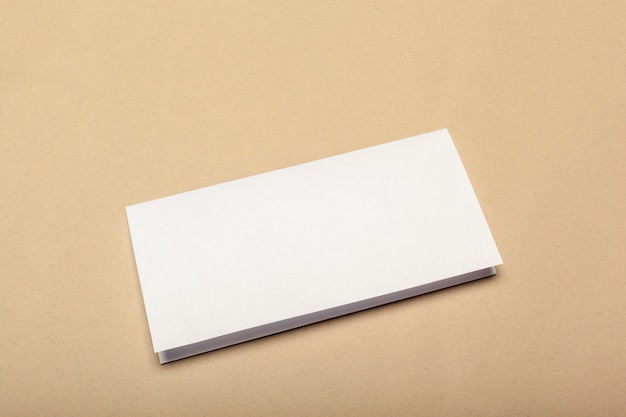 Pezzi di carta bianca per mock up su un beige