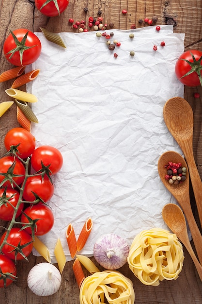 Foto carta bianca per ricette con ingredienti pomodori pasta pepe