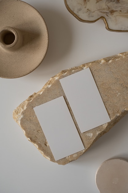 모형 복사 공간, 대리석 돌이있는 빈 종이 시트 카드