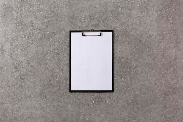 写真 灰色の背景の上面図のノートのクローズアップのための空白の紙のタブレット