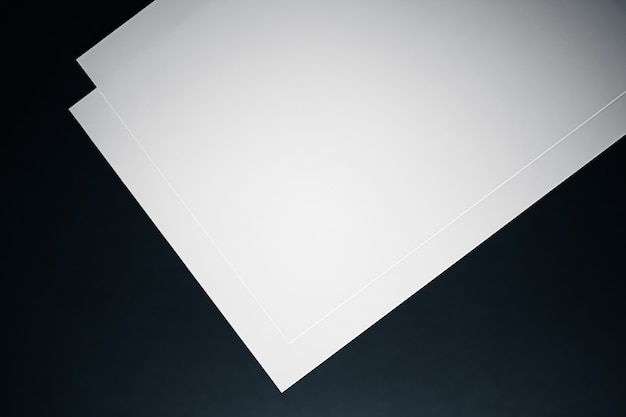 사무실 문구류 flatlay 럭셔리 브랜딩 플랫 레이 및 브랜딩으로 검은 배경에 흰색 종이를 비워 둡니다.