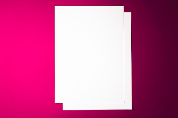 Пустой лист бумаги белый на розовом фоне как офисные канцелярские принадлежности, роскошный брендинг, плоский дизайн и бюстгальтер ...