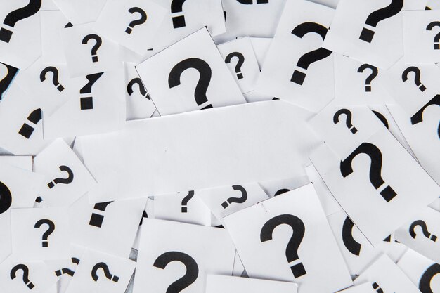 Photo blank paper with question marks