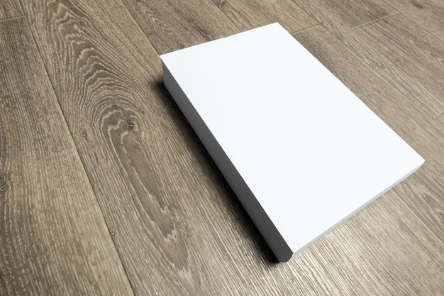 Чистый лист бумаги на деревянный стол