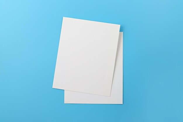 Blank papier op blauwe achtergrond