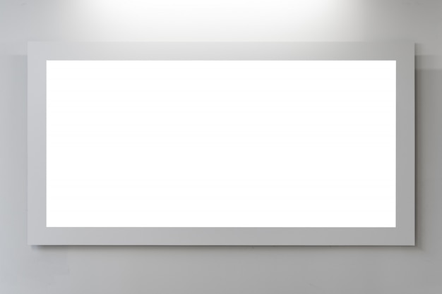 白い壁に空白の額縁。空のポスターフレームが屋内のギャラリーの壁。