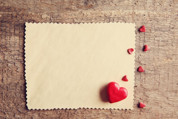 Foto carta di san valentino presente in bianco su fondo di legno