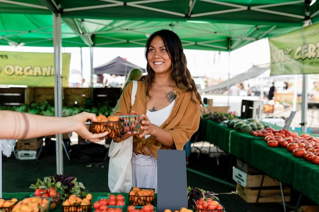 Immagine del segno del prezzo vuoto, donna che fa shopping al mercato fresco