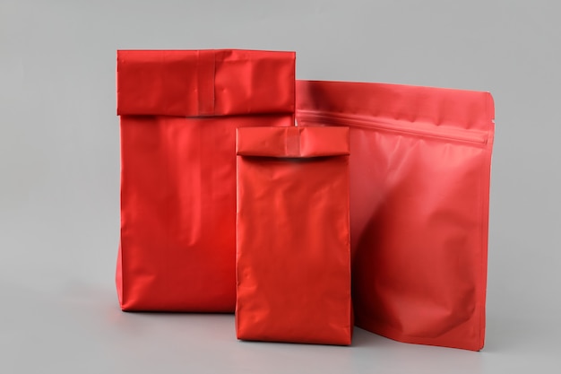 회색 표면에 빈 빨간 가방