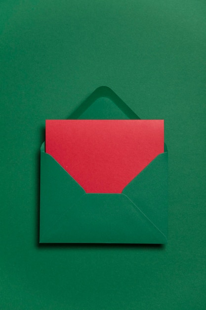 緑の紙の封筒と空白の赤いカードクリスマスカードテンプレートのモックアップ