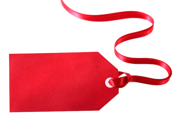 Etichetta rossa in bianco del regalo con il nastro riccio isolato su fondo bianco
