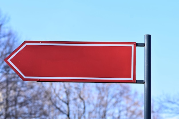 写真 空白の道路標識の矢印、方向指示器