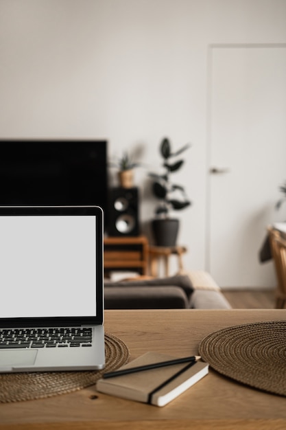 Foto computer portatile con schermo vuoto. area di lavoro del tavolo della scrivania dell'ufficio domestico