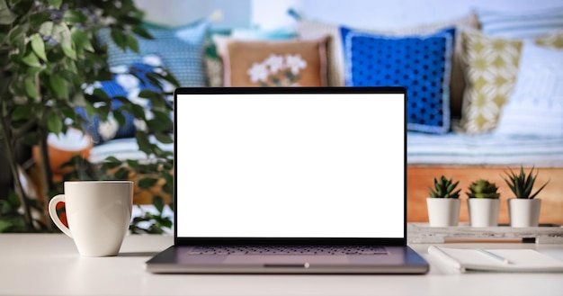 机の上の空白の画面のラップトップ