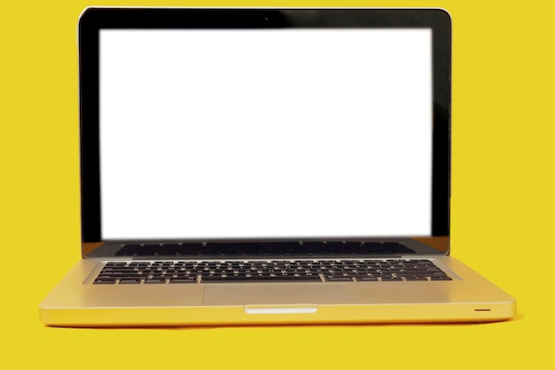 클리핑 패스가 있는 노란색 배경에 격리된 빈 화면 노트북