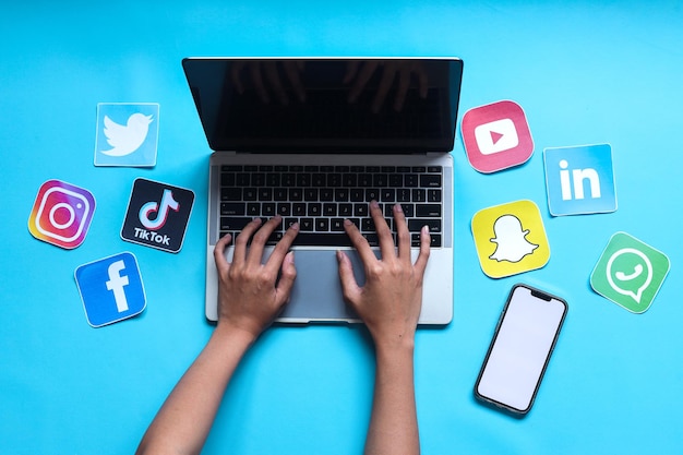 Foto smartphone e laptop con schermo vuoto con documenti del logo delle applicazioni di social media