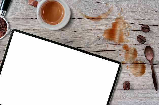 コーヒー概念の背景を持つ空白の画面のタブレット。