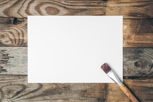 写真 空白の紙と木製の背景に描画するためのブラシ フラット レイアウト