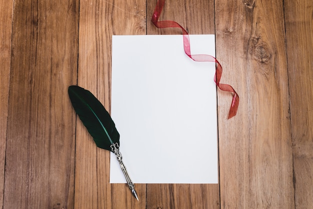 Foto foglio di carta con una penna nera