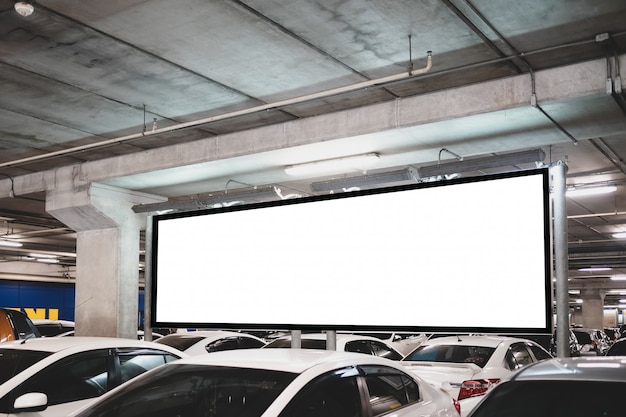 Foto tabellone per le affissioni in bianco della vetrina o scatola leggera di pubblicità per il vostro messaggio di testo o contenuto di media con l'automobile nel parcheggio nel concetto di fila, dell'annuncio pubblicitario, di vendita e di pubblicità.