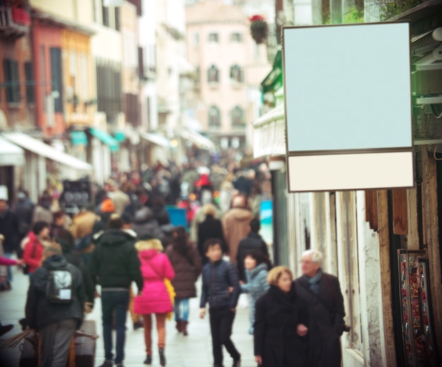 Cartello bianco di un negozio