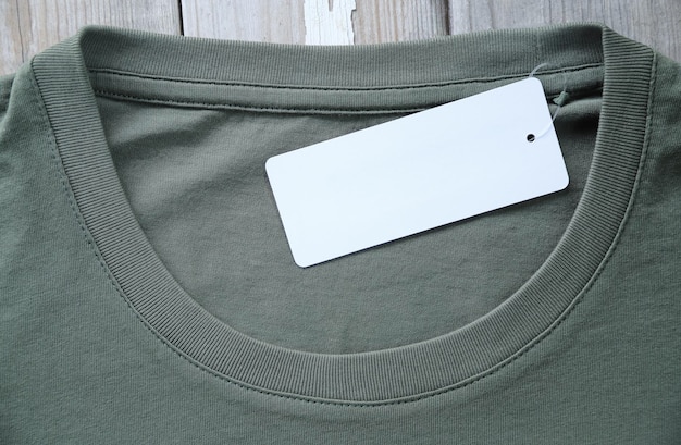 写真 緑色のtシャツの価格タグにテキストと価格を追加するための空白スペース