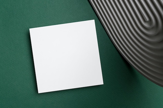 Фото Макет пустой квадратной бумажной карты белая карта желаний с копией пространства на зеленом