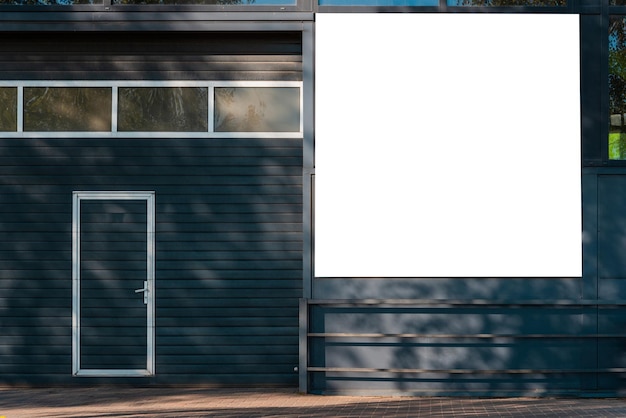 Blank store signage teken ontwerp mockup geïsoleerd Clear shop templateBlank mockup van winkel straat showcase in een stad's avondsClear shop templateSignboard voor logoMarketing en business concept