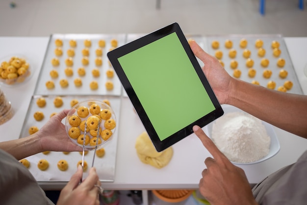 Blank tablet monitor and nastar tart cake