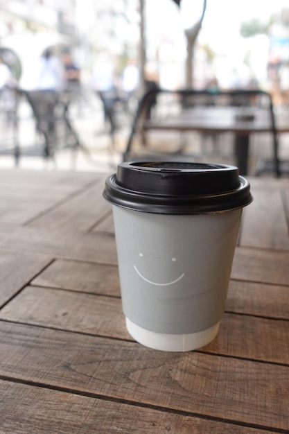 Foto vuoto portare via la tazza di caffè kraft sul tavolo