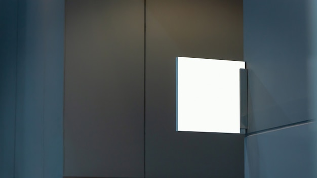빈 투명 사인 플레이트 디자인 모형은 사무실 입구 내부 근처 벽에 조롱합니다. 간판 패널 도어 번호 템플릿.
