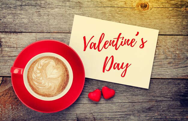 Foto biglietto d'auguri in bianco valentines e tazza di caffè rosso