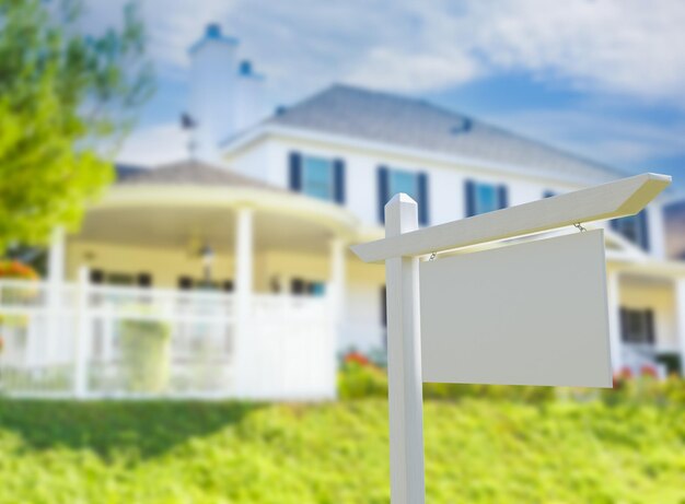 Blank vastgoed bord voor het nieuwe huis