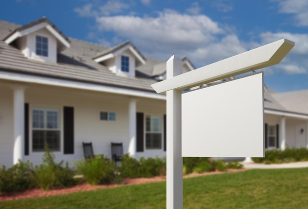 Blank vastgoed bord voor het nieuwe huis