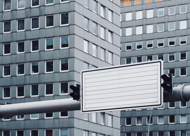 Blank verkeersbord tegen een gebouw