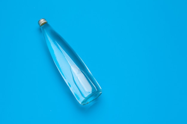 Photo blank water bottle on blue